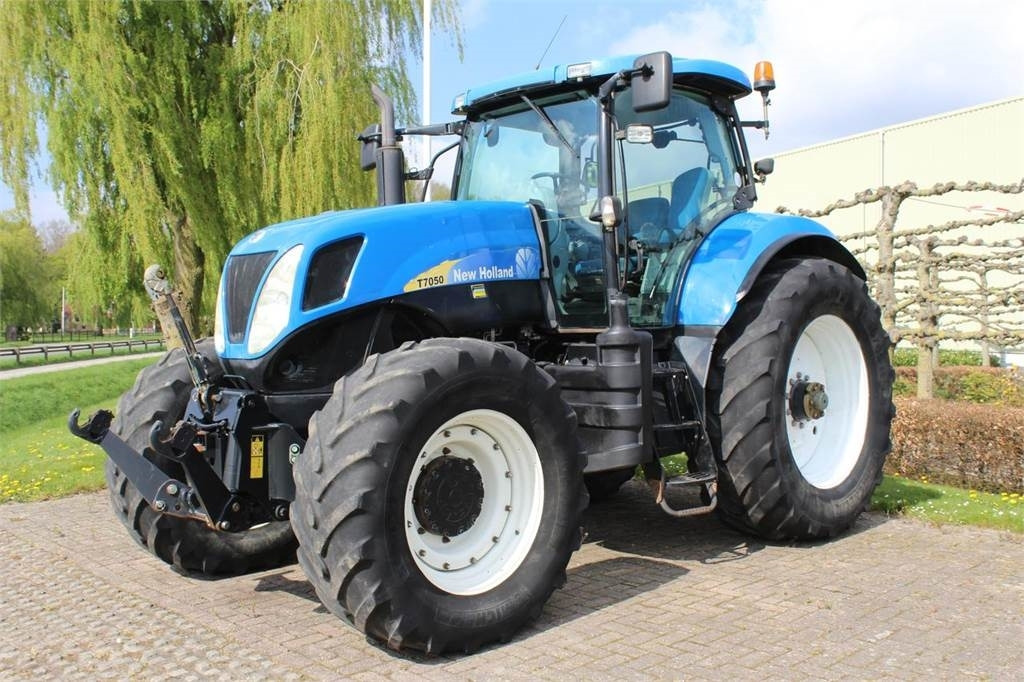 New Holland T7050 - Tracteur agricole: photos 1 New Holland T7050 - Tracteur agricole: photos 1