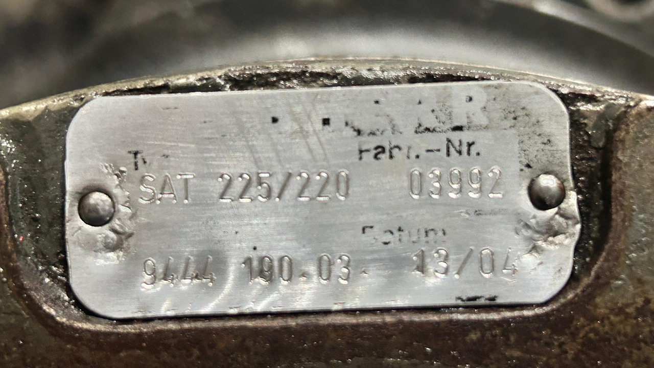 REDUCTOR GIRO SAT 225-220 - Moteur de rotation pour Engins de chantier: photos 1 REDUCTOR GIRO SAT 225-220 - Moteur de rotation pour Engins de chantier: photos 1