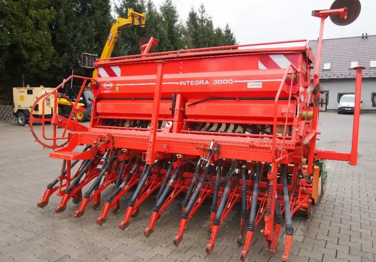 Agregat uprawowo-siewny Kuhn KE303 i INTEGRA 3000 2009 Agrebat uprawowo siewny, brona aktywna AMAZONE i KUHN - Combiné de semis: photos 4 Agregat uprawowo-siewny Kuhn KE303 i INTEGRA 3000 2009 Agrebat uprawowo siewny, brona aktywna AMAZONE i KUHN - Combiné de semis: photos 4