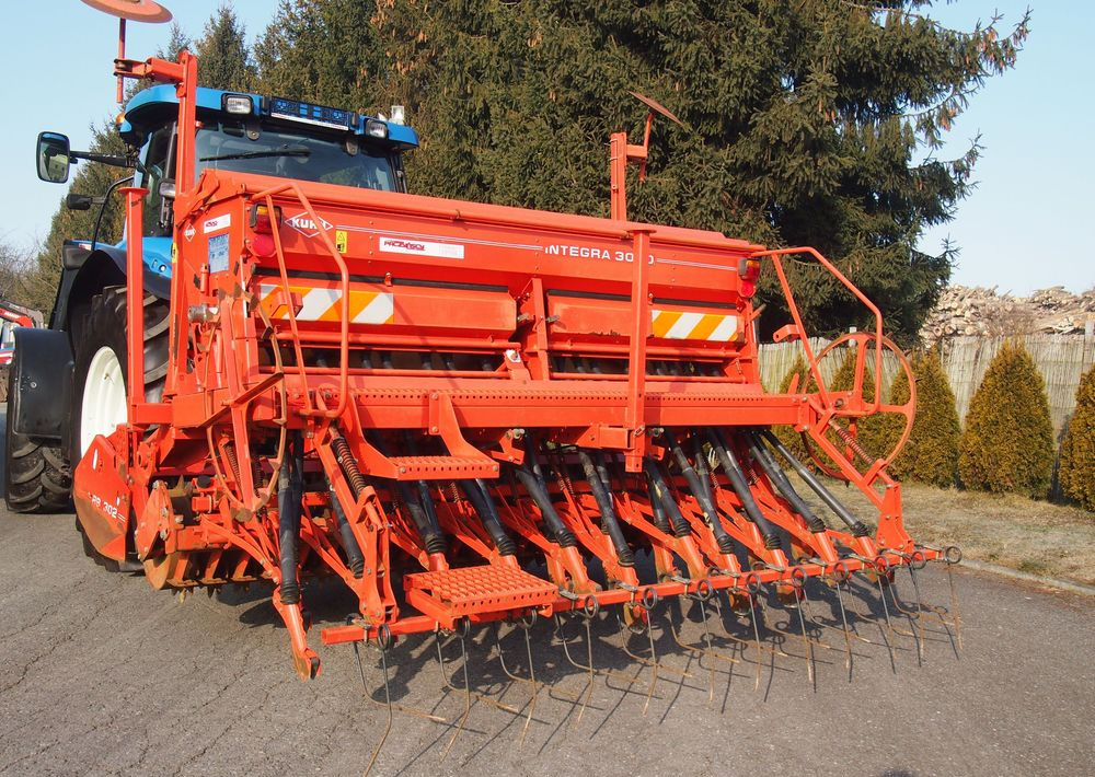 Agregat uprawowo-siewny Kuhn Kuhn HRB302D I INTEGRA 3000 2002 Brona wirowa + siewnik KUHN agregat uprawowo-siewny 3m - Combiné de semis: photos 2 Agregat uprawowo-siewny Kuhn Kuhn HRB302D I INTEGRA 3000 2002 Brona wirowa + siewnik KUHN agregat uprawowo-siewny 3m - Combiné de semis: photos 2
