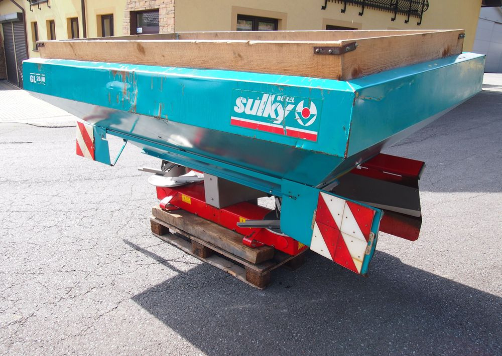 Rozsiewacz nawozów Sulky DPX GL 2000 18-24m Rozsiewacz nawozów Sulky - Distributeur d'engrais: photos 2 Rozsiewacz nawozów Sulky DPX GL 2000 18-24m Rozsiewacz nawozów Sulky - Distributeur d'engrais: photos 2