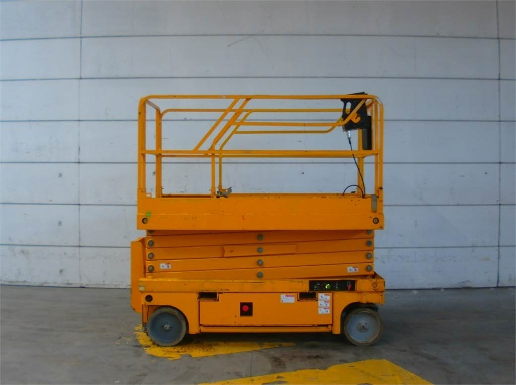 Haulotte Compact 12 - Nacelle ciseaux: photos 1 Haulotte Compact 12 - Nacelle ciseaux: photos 1