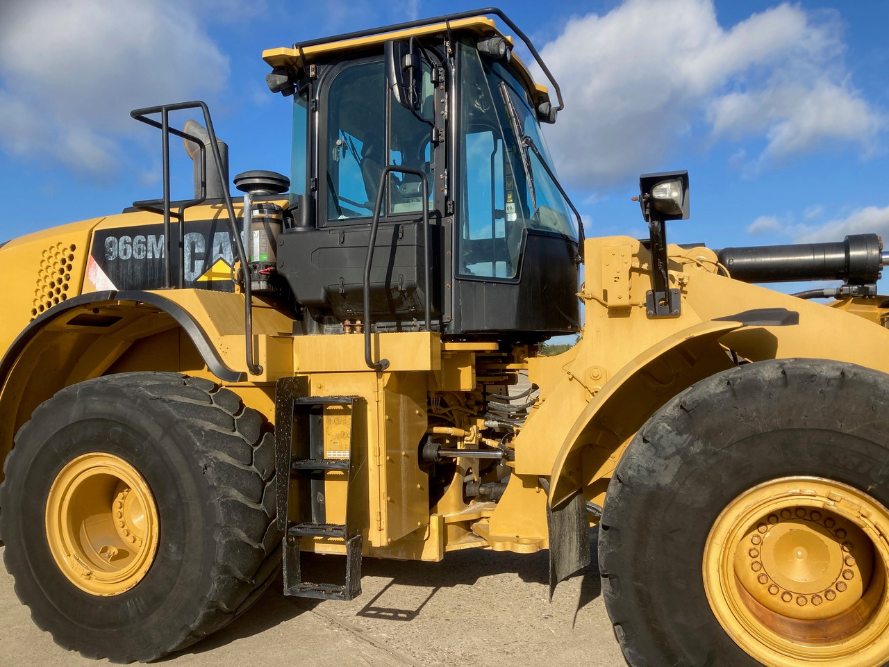 CATERPILLAR 966M - Chargeuse sur pneus: photos 5 CATERPILLAR 966M - Chargeuse sur pneus: photos 5