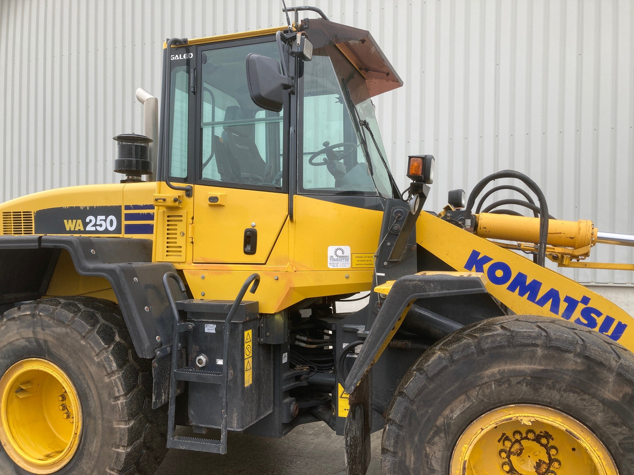 KOMATSU WA250 - Chargeuse sur pneus: photos 5 KOMATSU WA250 - Chargeuse sur pneus: photos 5