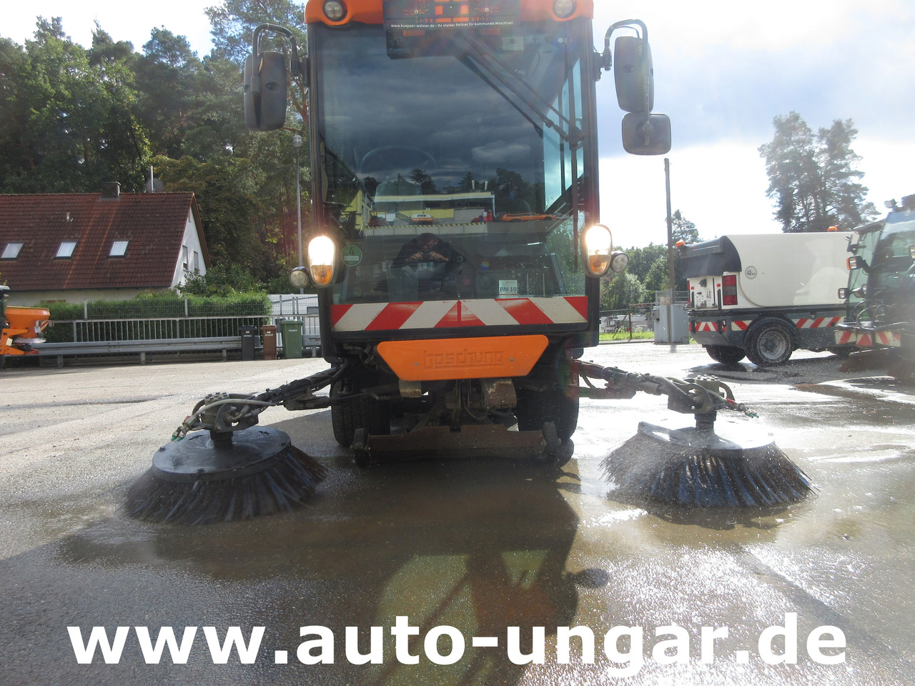 Boschung S2 Küpper-Weisser Kehrmaschine Urban Sweeper 2m³ Knicklenkung 40km/h - Balayeuse de voirie: photos 2 Boschung S2 Küpper-Weisser Kehrmaschine Urban Sweeper 2m³ Knicklenkung 40km/h - Balayeuse de voirie: photos 2