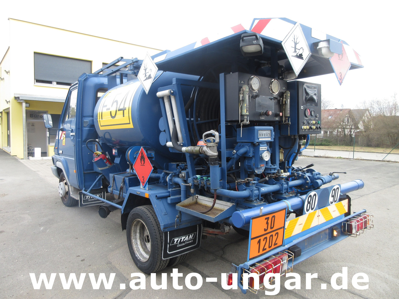 Renault B110 Titan Aviation AVGas Refueller Jet Tanker 2000l Aviteilleur GSE - Camion citerne: photos 3 Renault B110 Titan Aviation AVGas Refueller Jet Tanker 2000l Aviteilleur GSE - Camion citerne: photos 3