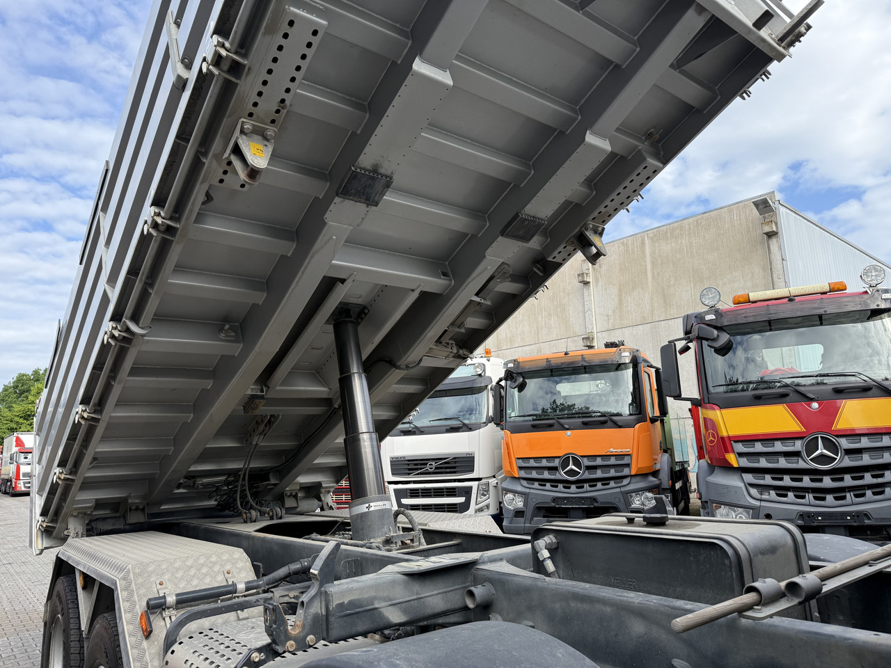 Iveco T-Way 510 / AT410T51 8X4 Meiller - Camion benne: photos 3 Iveco T-Way 510 / AT410T51 8X4 Meiller - Camion benne: photos 3