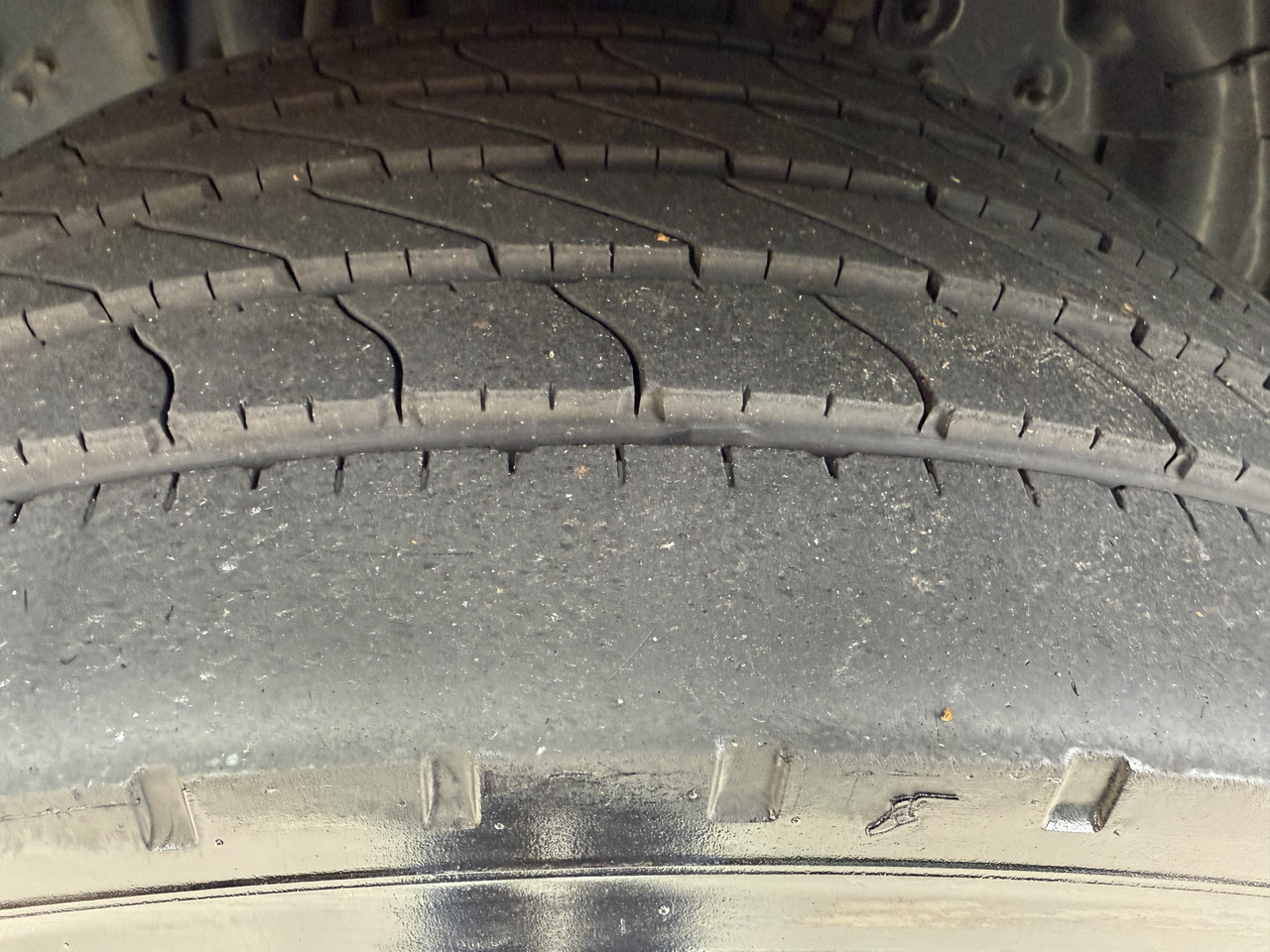 Scania P410 4X2 Palfinger PK 13001 - Camion plateau, Camion grue: photos 2 Scania P410 4X2 Palfinger PK 13001 - Camion plateau, Camion grue: photos 2