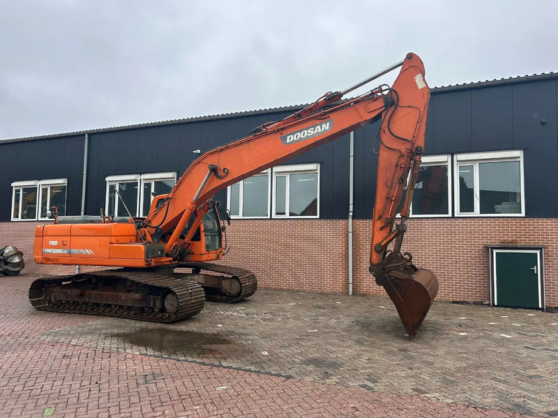 Doosan DX255LC - Pelle sur chenille: photos 4 Doosan DX255LC - Pelle sur chenille: photos 4