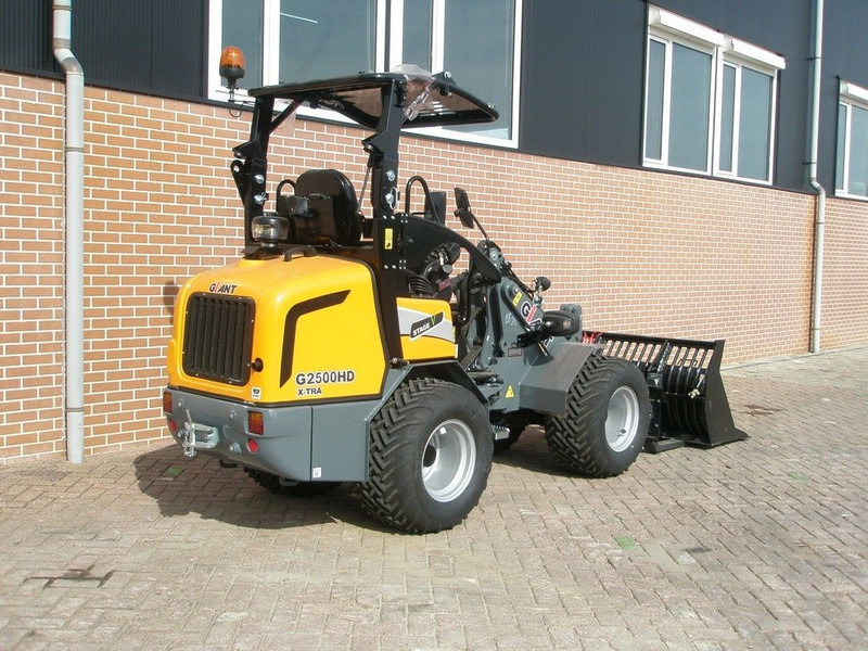 Giant G2500 - Chargeuse compacte sur chenilles: photos 4 Giant G2500 - Chargeuse compacte sur chenilles: photos 4