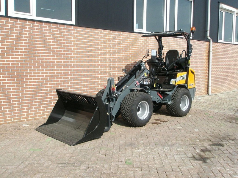Giant G2500 - Chargeuse compacte sur chenilles: photos 1 Giant G2500 - Chargeuse compacte sur chenilles: photos 1