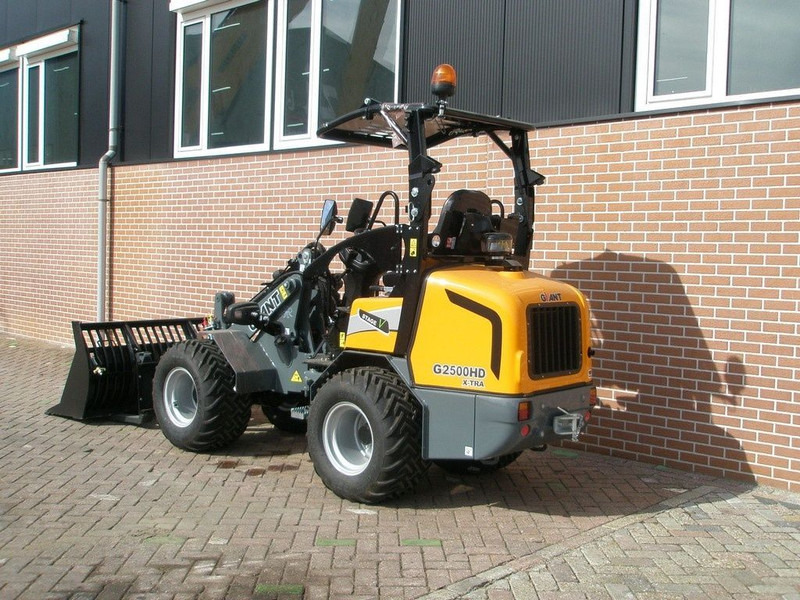 Giant G2500 - Chargeuse compacte sur chenilles: photos 2 Giant G2500 - Chargeuse compacte sur chenilles: photos 2
