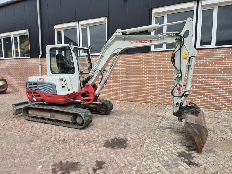 Takeuchi TB250 - Mini pelle: photos 4 Takeuchi TB250 - Mini pelle: photos 4