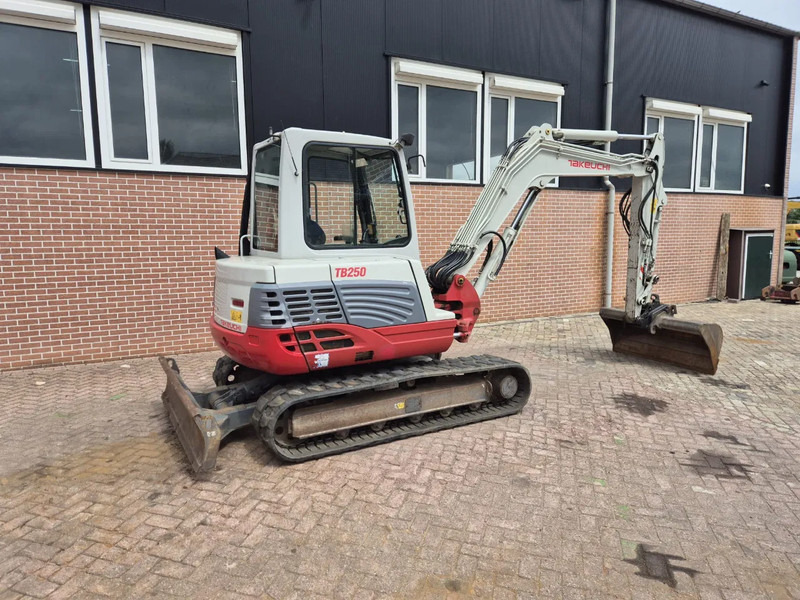 Takeuchi TB250 - Mini pelle: photos 3 Takeuchi TB250 - Mini pelle: photos 3