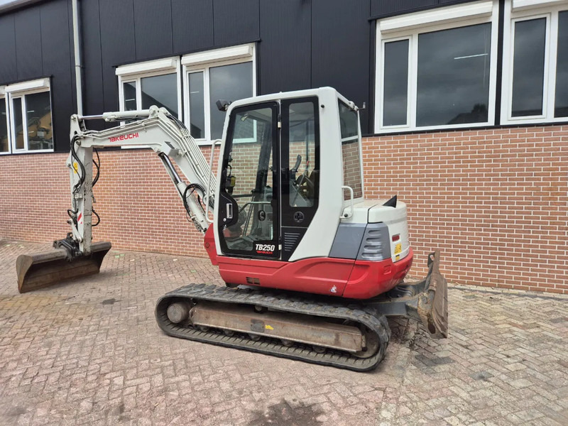 Takeuchi TB250 - Mini pelle: photos 2 Takeuchi TB250 - Mini pelle: photos 2