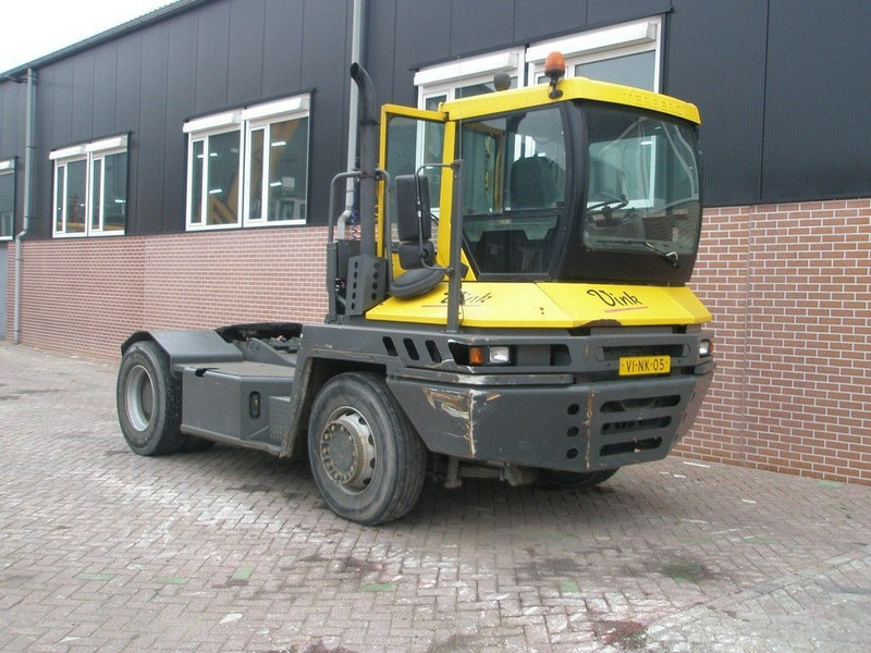 Terberg RT 222 RT220 4x4 - Tracteur portuaire: photos 3 Terberg RT 222 RT220 4x4 - Tracteur portuaire: photos 3