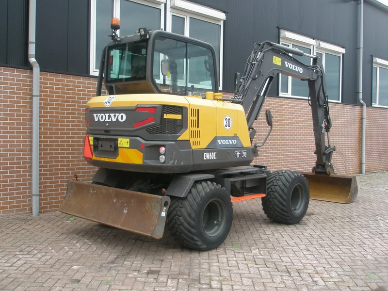 Volvo EW60E - Pelle sur pneus: photos 3 Volvo EW60E - Pelle sur pneus: photos 3
