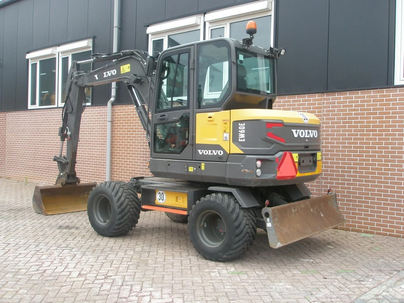 Volvo EW60E - Pelle sur pneus: photos 2 Volvo EW60E - Pelle sur pneus: photos 2