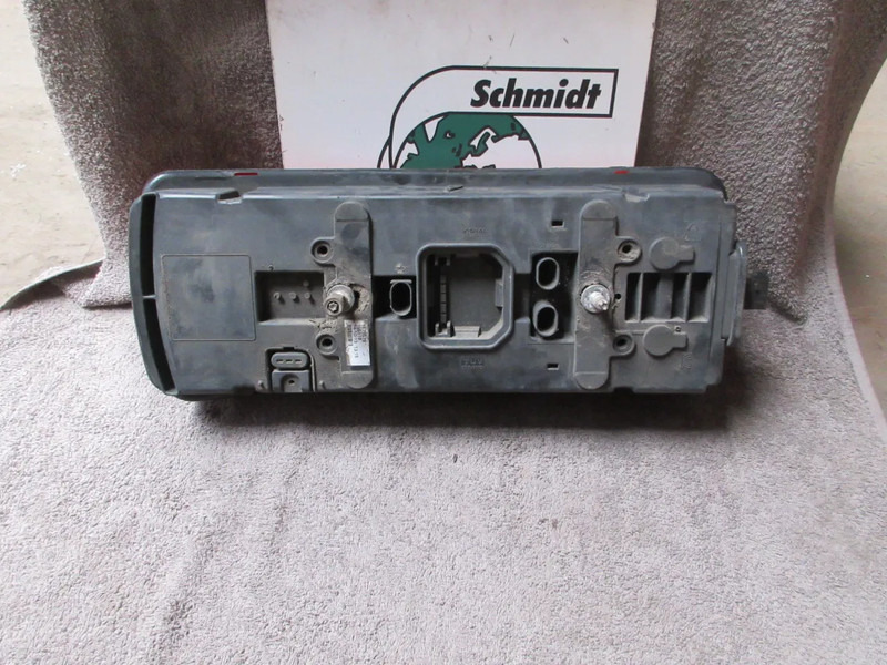 DAF 1875576 ACHTERLAMP DAF XF CF LF EURO 6 RECHTS - Feu arrière pour Camion: photos 3 DAF 1875576 ACHTERLAMP DAF XF CF LF EURO 6 RECHTS - Feu arrière pour Camion: photos 3