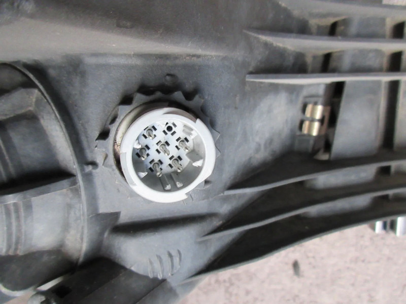 MAN 81.25101-6550 KOPLAMP RECHTS TGA TGL TGM EURO 3 - Feu avant pour Camion: photos 4 MAN 81.25101-6550 KOPLAMP RECHTS TGA TGL TGM EURO 3 - Feu avant pour Camion: photos 4