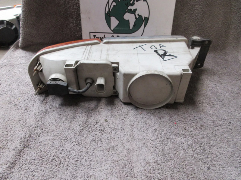 MAN 81.25320-6090 MAN TGA RECHTS MISTLAMP MODEL 2005 - Feu anti-brouillard pour Camion: photos 3 MAN 81.25320-6090 MAN TGA RECHTS MISTLAMP MODEL 2005 - Feu anti-brouillard pour Camion: photos 3