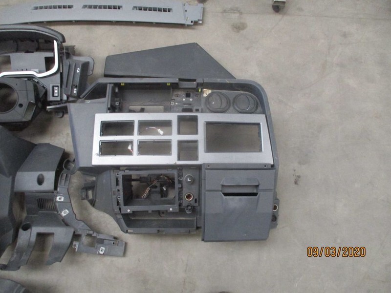 Renault T 460 DASBOARD DELEN - Panel de instrumentos pour Camion: photos 2 Renault T 460 DASBOARD DELEN - Panel de instrumentos pour Camion: photos 2