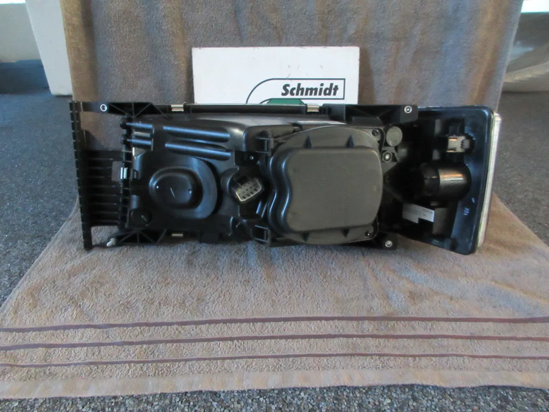 Scania 2416137 KOPLAMP SCANIA NIEUWE OP VOORRAAD R 450 EURO 6 RECHTS - Feu avant pour Camion: photos 3 Scania 2416137 KOPLAMP SCANIA NIEUWE OP VOORRAAD R 450 EURO 6 RECHTS - Feu avant pour Camion: photos 3