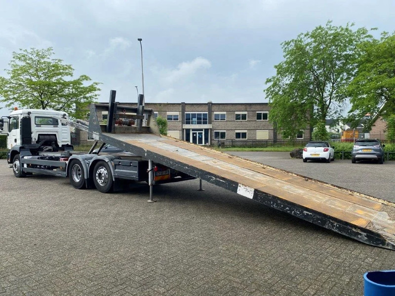 MAN TGA26.320 / SLIDING PLATEAU / WINCH / LIFT AXLE / MACHINE CARRIER / MANUAL / EURO-4 / 2007 - Camion plateau: photos 5 MAN TGA26.320 / SLIDING PLATEAU / WINCH / LIFT AXLE / MACHINE CARRIER / MANUAL / EURO-4 / 2007 - Camion plateau: photos 5