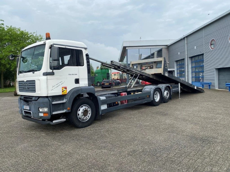 MAN TGA26.320 / SLIDING PLATEAU / WINCH / LIFT AXLE / MACHINE CARRIER / MANUAL / EURO-4 / 2007 - Camion plateau: photos 1 MAN TGA26.320 / SLIDING PLATEAU / WINCH / LIFT AXLE / MACHINE CARRIER / MANUAL / EURO-4 / 2007 - Camion plateau: photos 1