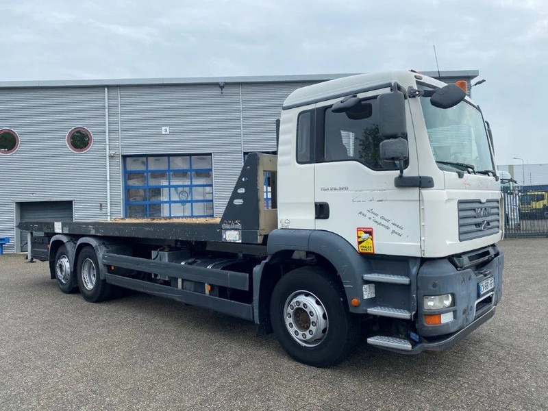MAN TGA26.320 / SLIDING PLATEAU / WINCH / LIFT AXLE / MACHINE CARRIER / MANUAL / EURO-4 / 2007 - Camion plateau: photos 4 MAN TGA26.320 / SLIDING PLATEAU / WINCH / LIFT AXLE / MACHINE CARRIER / MANUAL / EURO-4 / 2007 - Camion plateau: photos 4