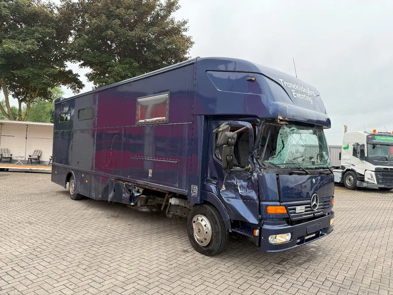 Mercedes-Benz Atego 1223 / ENGINE RUNNING / ONLY:159450 KM / HORSETRUCK / HEATED BOX / WATERTANK / LIVING ROOM / EURO-2 / MANUAL / 1998 - Camion chevaux: photos 2 Mercedes-Benz Atego 1223 / ENGINE RUNNING / ONLY:159450 KM / HORSETRUCK / HEATED BOX / WATERTANK / LIVING ROOM / EURO-2 / MANUAL / 1998 - Camion chevaux: photos 2