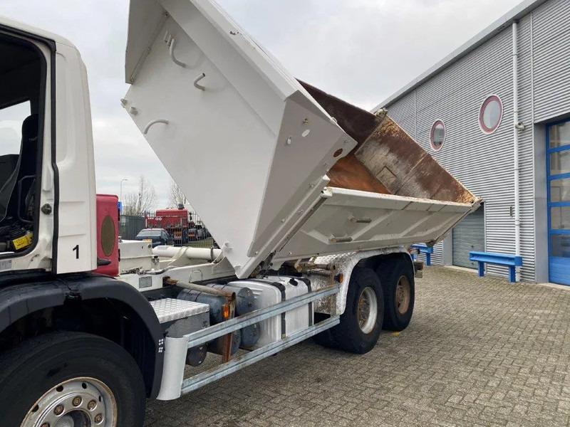 Scania 124-400 / 6X4 / RETARDER / BIG AXLE / FULL STEEL / 2SIDE TIPPER / OLD TACHO / AIRCO / MANUAL / EURO-2 / 2000 - Camion benne: photos 3 Scania 124-400 / 6X4 / RETARDER / BIG AXLE / FULL STEEL / 2SIDE TIPPER / OLD TACHO / AIRCO / MANUAL / EURO-2 / 2000 - Camion benne: photos 3