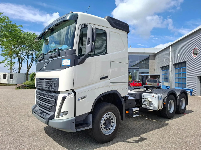 Volvo FH5-500 / 6X4 / RETARDER / HYDRAULICS / ONLY:46190 KM / BIG AXLE / 52 TON / VEB+ / ACC / LWDS / TOP CONDITION / AUTOMATIC / EURO - Tracteur routier: photos 1 Volvo FH5-500 / 6X4 / RETARDER / HYDRAULICS / ONLY:46190 KM / BIG AXLE / 52 TON / VEB+ / ACC / LWDS / TOP CONDITION / AUTOMATIC / EURO - Tracteur routier: photos 1