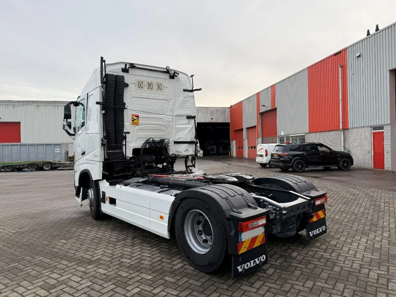 Volvo FH5-500 / RETARDER / HYDRAULICS / ONLY:33000 KM / I-PARKCOOL / VEB+ / AUTOMATIC / EURO-6 / 2025 - Tracteur routier: photos 3 Volvo FH5-500 / RETARDER / HYDRAULICS / ONLY:33000 KM / I-PARKCOOL / VEB+ / AUTOMATIC / EURO-6 / 2025 - Tracteur routier: photos 3