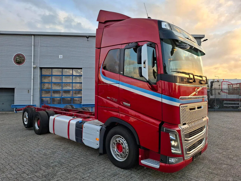 Volvo FH16-750 / BIG AXLE / VEB+ / ONLY:679711 KM / DYNAMIC STEERING / NAVI / LWDS / FULL-AIR / AUTOMATIC / EURO-6 / 2018 - Châssis cabine: photos 2 Volvo FH16-750 / BIG AXLE / VEB+ / ONLY:679711 KM / DYNAMIC STEERING / NAVI / LWDS / FULL-AIR / AUTOMATIC / EURO-6 / 2018 - Châssis cabine: photos 2