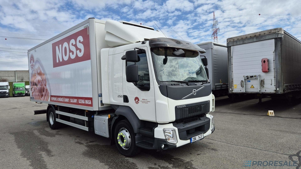 VOLVO FL 250 BB EURO 6 - mrazírna + CARRIER XARIOS 600 EL MAXI - Camion frigorifique: photos 1 VOLVO FL 250 BB EURO 6 - mrazírna + CARRIER XARIOS 600 EL MAXI - Camion frigorifique: photos 1