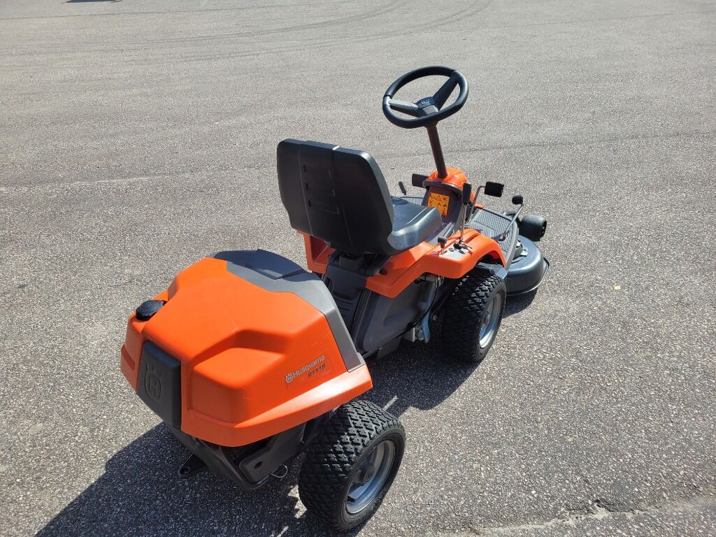 Åkgräsklippare Husqvarna Rider R111B - Matériel de jardinage: photos 4 Åkgräsklippare Husqvarna Rider R111B - Matériel de jardinage: photos 4