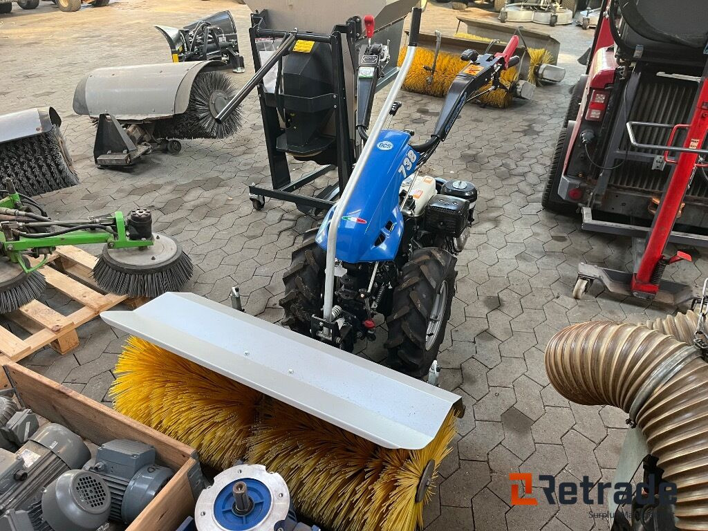 Redskabsbærer BCS 738 Power Safe Motoriseret med frontkost samt tilbehør - Machine agricole: photos 3 Redskabsbærer BCS 738 Power Safe Motoriseret med frontkost samt tilbehør - Machine agricole: photos 3