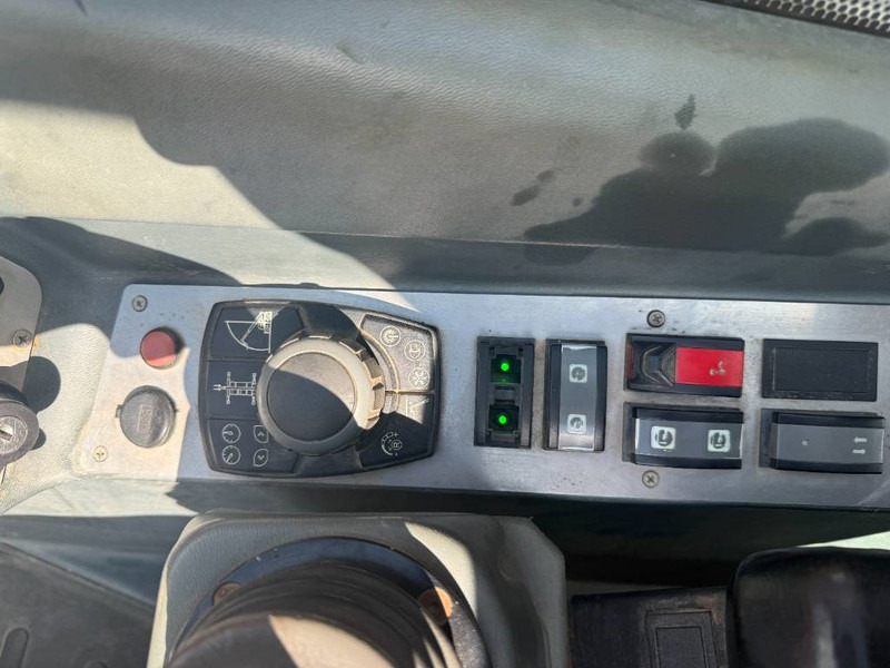 Chariot télescopique MAGNI RTH5.30 - Remote Control / 4x4x4 / Airco: photos 11