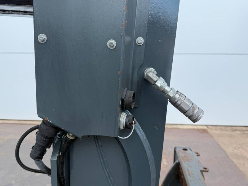 Chariot télescopique MAGNI RTH5.30 - Remote Control / 4x4x4 / Airco: photos 16