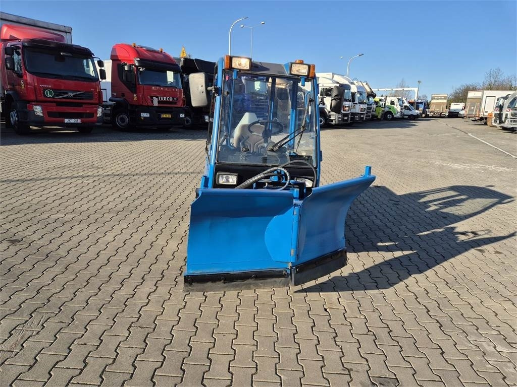 Holder C245 4WD / Tool carrier / Snow plow / PTO FRONT AN - Engin de déneigement: photos 4 Holder C245 4WD / Tool carrier / Snow plow / PTO FRONT AN - Engin de déneigement: photos 4