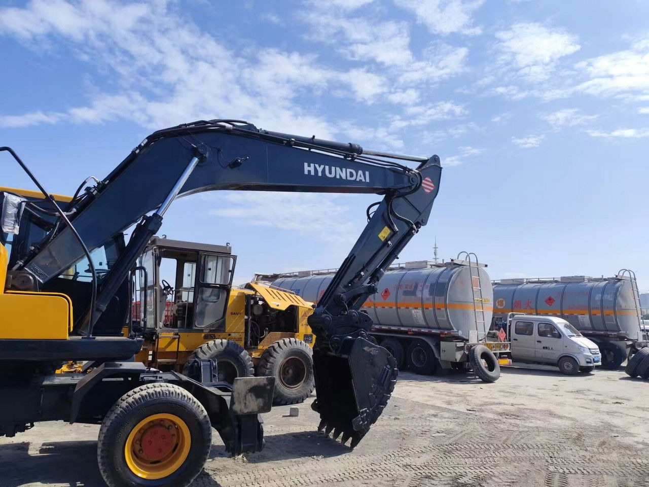Hyundai R210-7 / Cummins / 1800MTH / Like NEW/20,5Tons/Sp R210-7 / Cummins / 1800MTH / Like NEW/20,5Tons/Special Ofert - Pelle sur pneus: photos 2 Hyundai R210-7 / Cummins / 1800MTH / Like NEW/20,5Tons/Sp R210-7 / Cummins / 1800MTH / Like NEW/20,5Tons/Special Ofert - Pelle sur pneus: photos 2