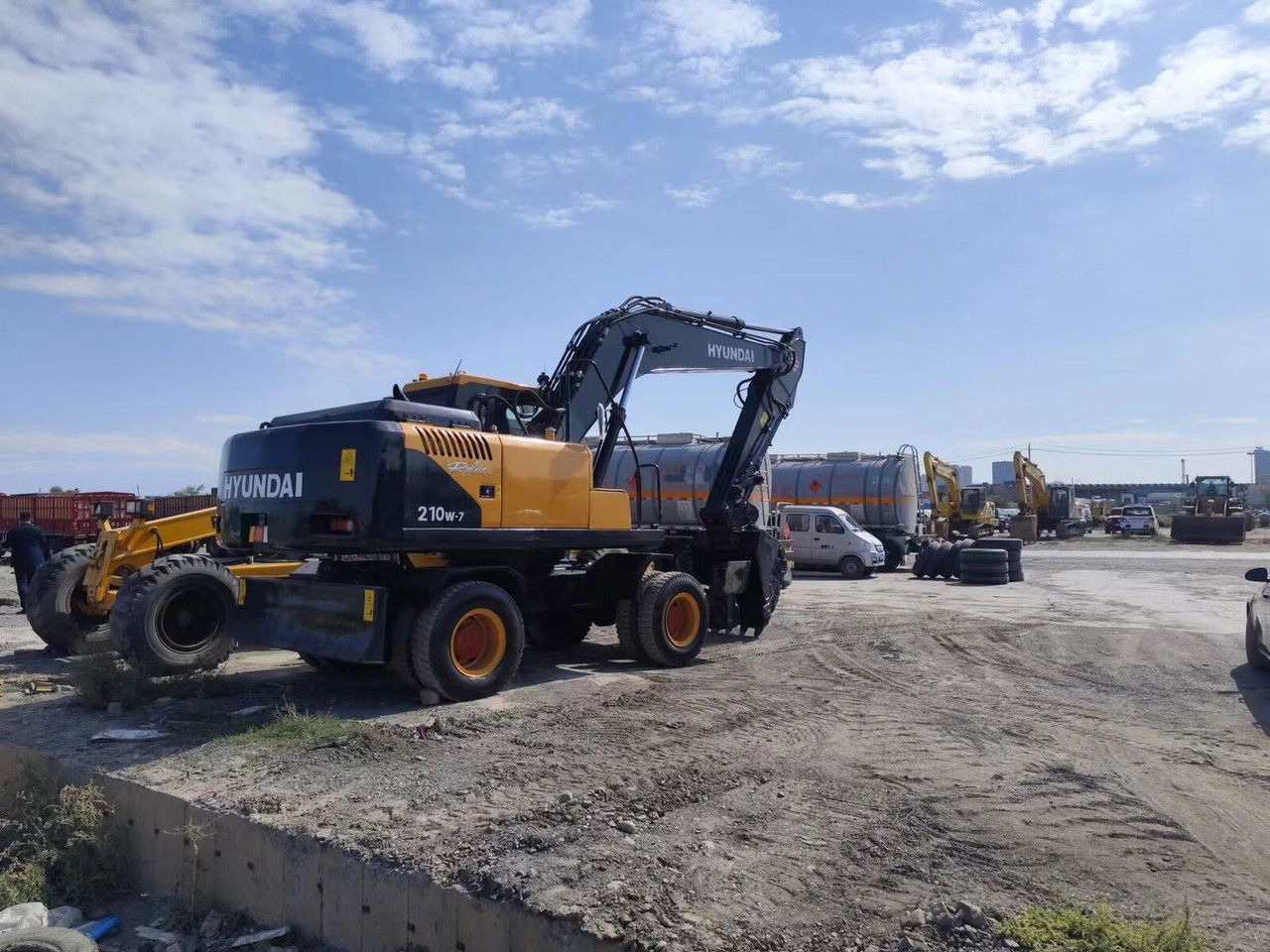 Hyundai R210-7 / Cummins / 1800MTH / Like NEW/20,5Tons/Sp R210-7 / Cummins / 1800MTH / Like NEW/20,5Tons/Special Ofert - Pelle sur pneus: photos 4 Hyundai R210-7 / Cummins / 1800MTH / Like NEW/20,5Tons/Sp R210-7 / Cummins / 1800MTH / Like NEW/20,5Tons/Special Ofert - Pelle sur pneus: photos 4
