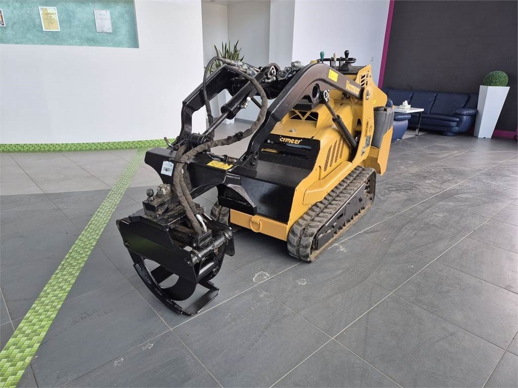 Vermeer S725TX MINI SKID STEER / 5 ATTACHMENTS / FROM DEAL - Chargeuse sur chenilles: photos 4 Vermeer S725TX MINI SKID STEER / 5 ATTACHMENTS / FROM DEAL - Chargeuse sur chenilles: photos 4