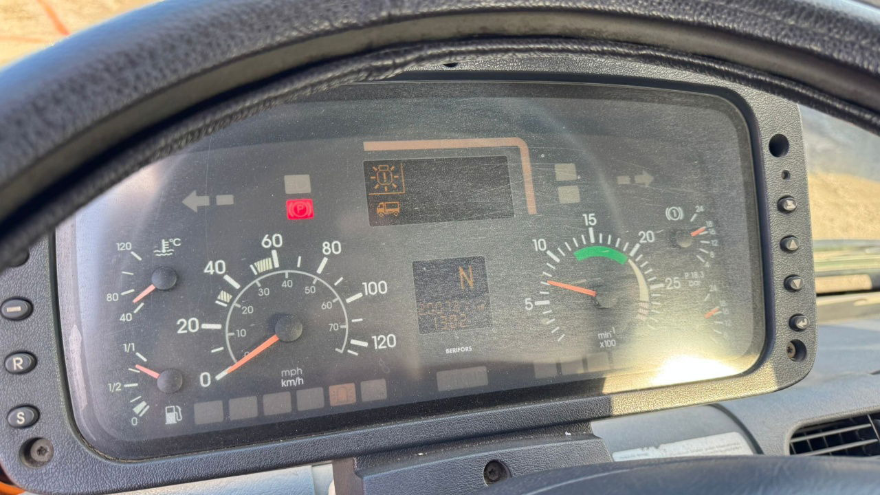 Camion Mercedes-Benz Unimog U300 4x4 - Schmidt salt spreader 3m3: photos 10