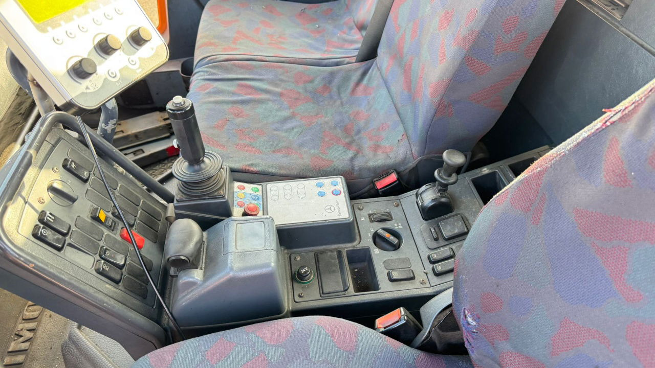 Camion Mercedes-Benz Unimog U300 4x4 - Schmidt salt spreader 3m3: photos 12