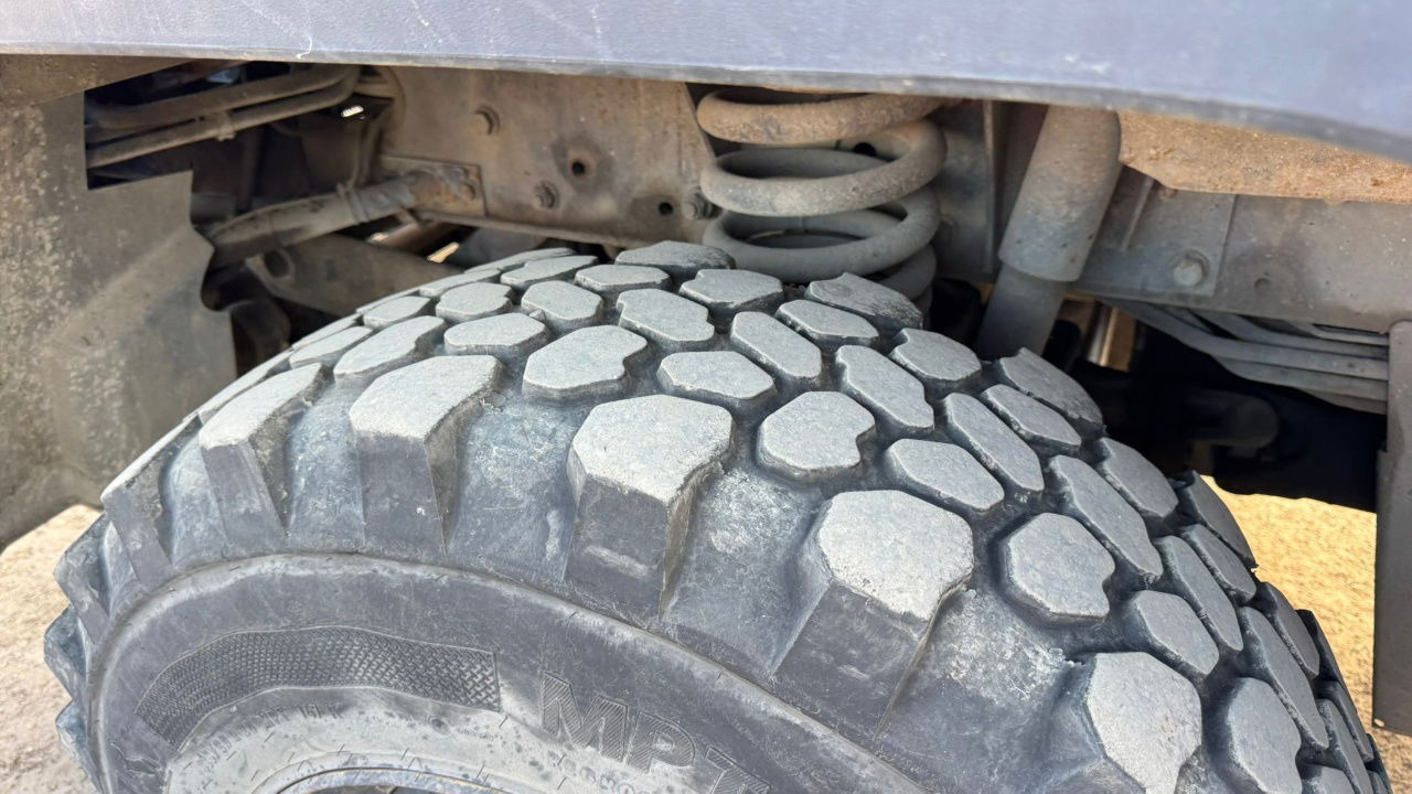 Camion Mercedes-Benz Unimog U300 4x4 - Schmidt salt spreader 3m3: photos 13