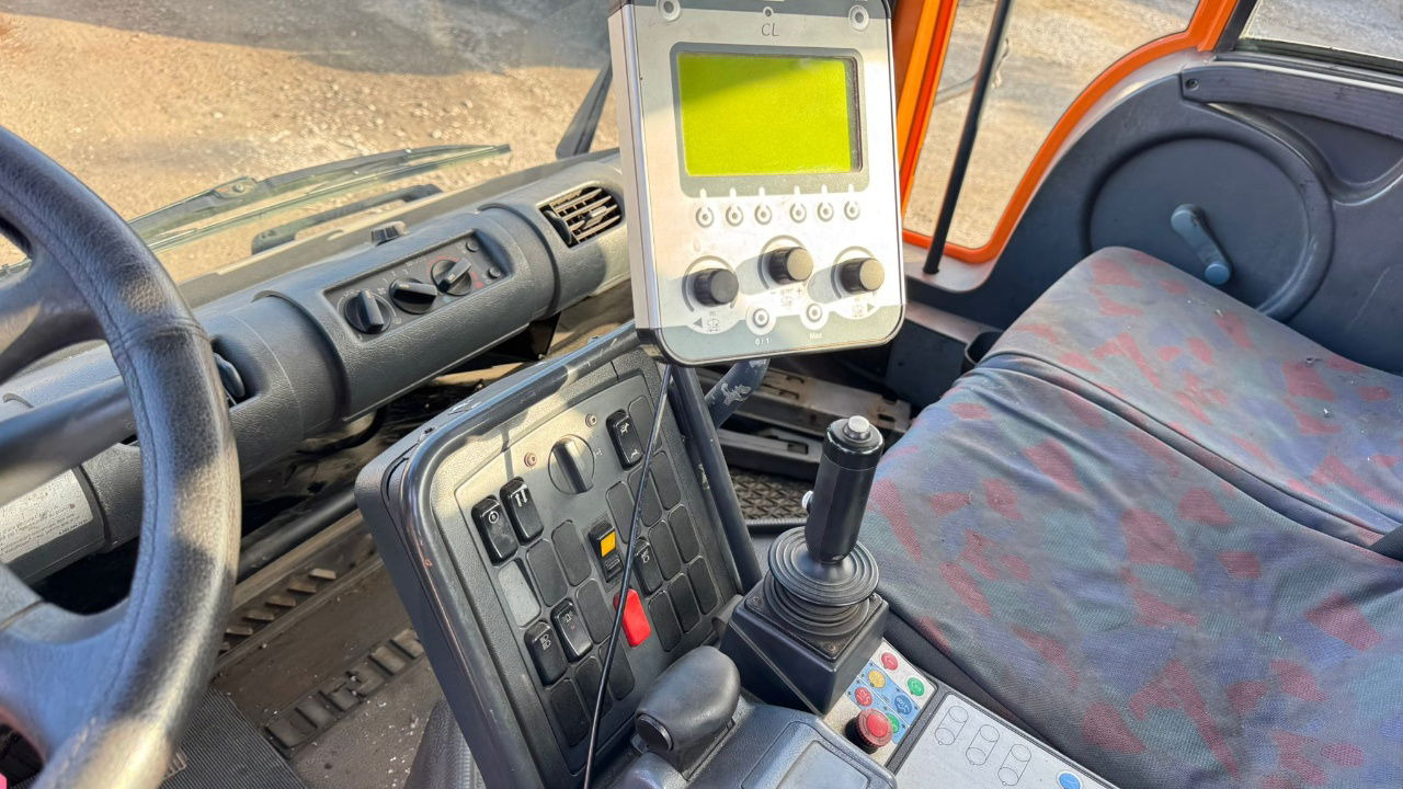 Camion Mercedes-Benz Unimog U300 4x4 - Schmidt salt spreader 3m3: photos 11