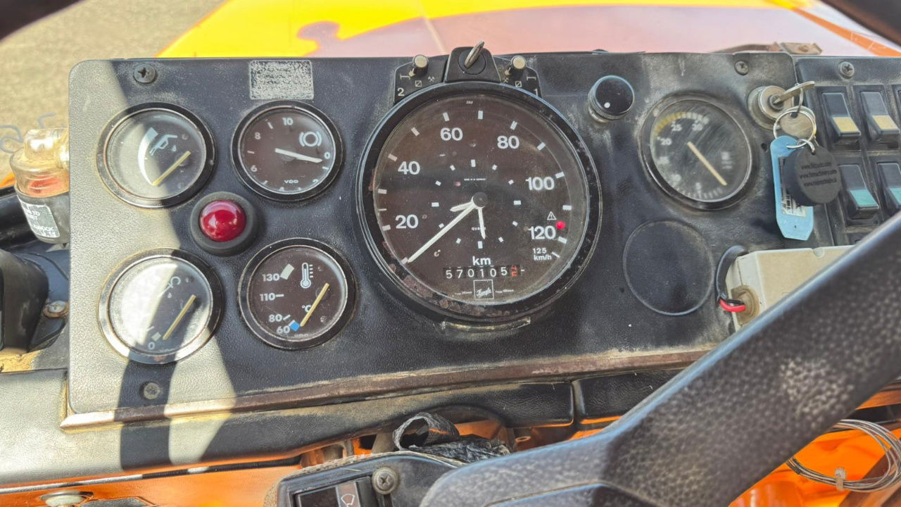 Camion benne Iveco 160-23 4x4 tipper - crane 9m: photos 22 Camion benne Iveco 160-23 4x4 tipper - crane 9m: photos 22