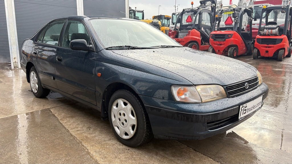 Toyota Carina 1.6 - Petrol - 5 Doors - Voiture: photos 2 Toyota Carina 1.6 - Petrol - 5 Doors - Voiture: photos 2